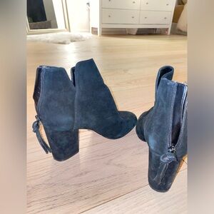 Aldo Faux suede black ankle booties